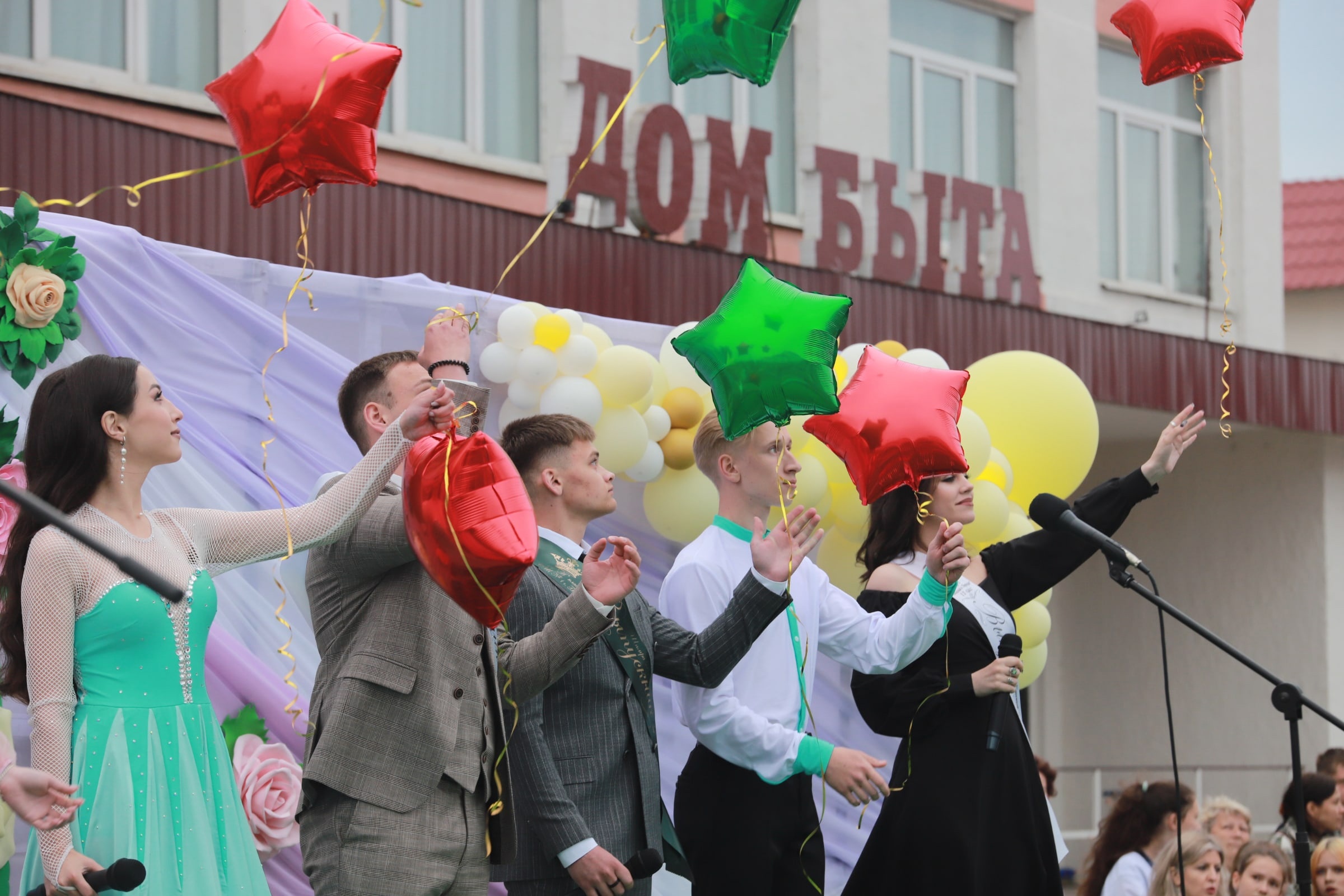 Фотарэпартаж: На гарадской плошчы прайшоў раённы баль выпускнікоў