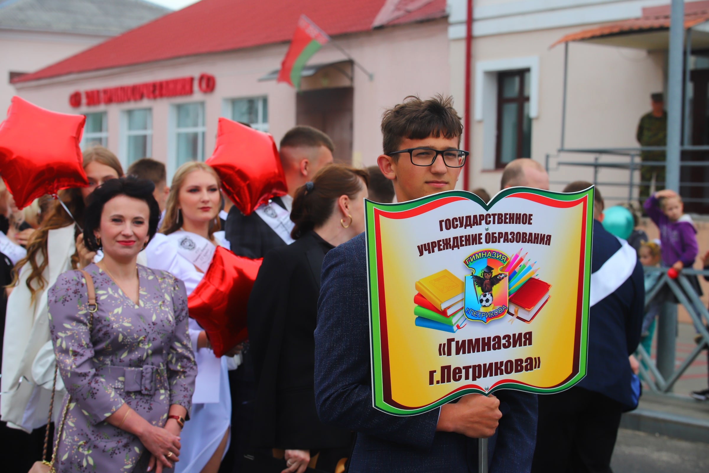 Фотарэпартаж: На гарадской плошчы прайшоў раённы баль выпускнікоў