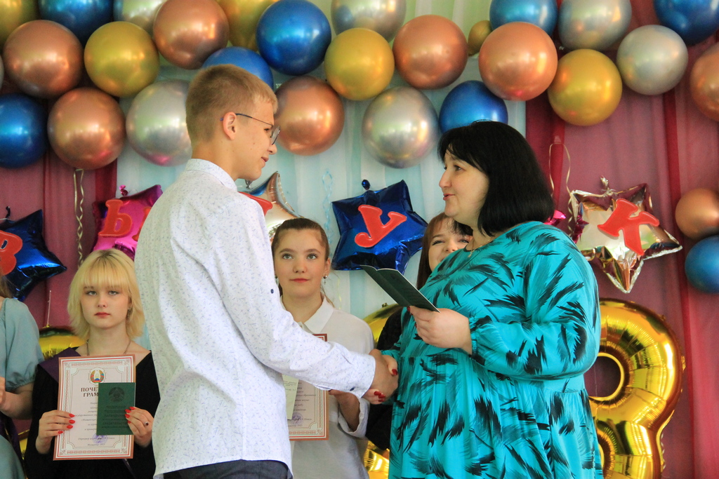 Девятиклассникам Мышанской школы в торжественной обстановке вручили аттестат о базовом образовании