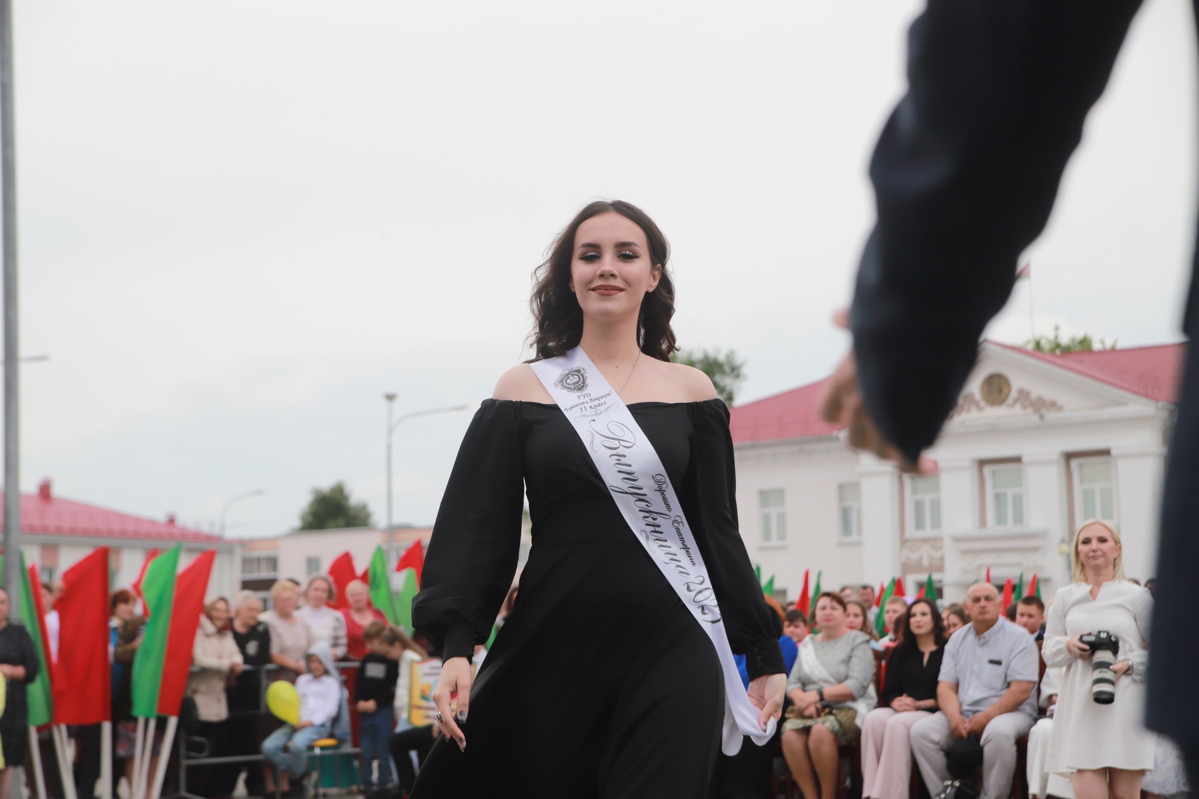 Фотарэпартаж: На гарадской плошчы прайшоў раённы баль выпускнікоў