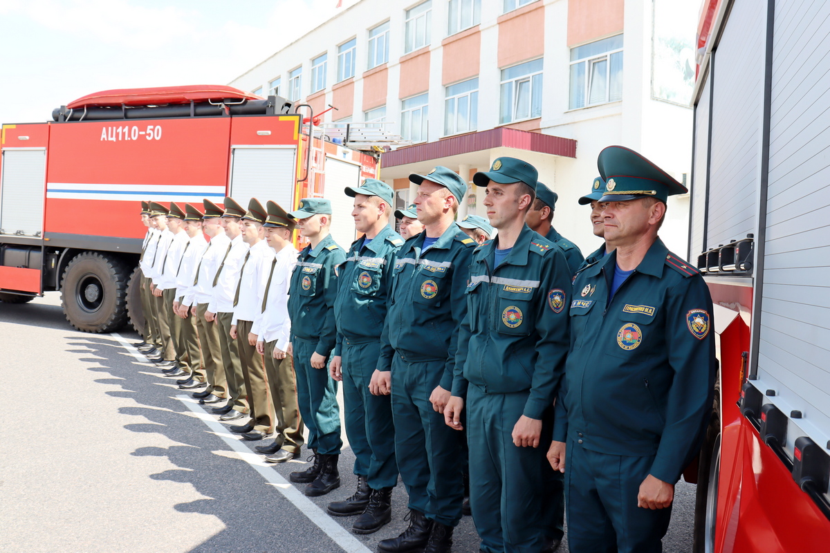 Зрелищно! На городской площади работники РОЧС организовали показательные выступления