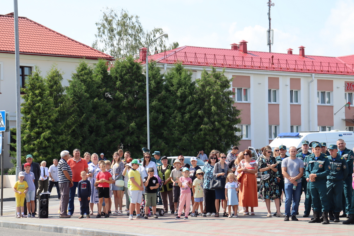 Зрелищно! На городской площади работники РОЧС организовали показательные выступления