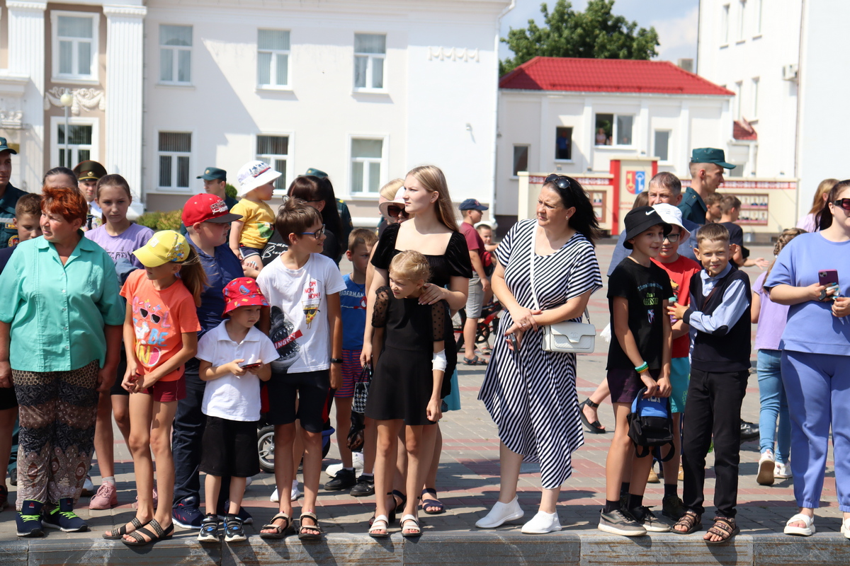 Зрелищно! На городской площади работники РОЧС организовали показательные выступления