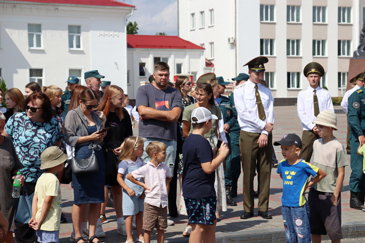 Зрелищно! На городской площади работники РОЧС организовали показательные выступления