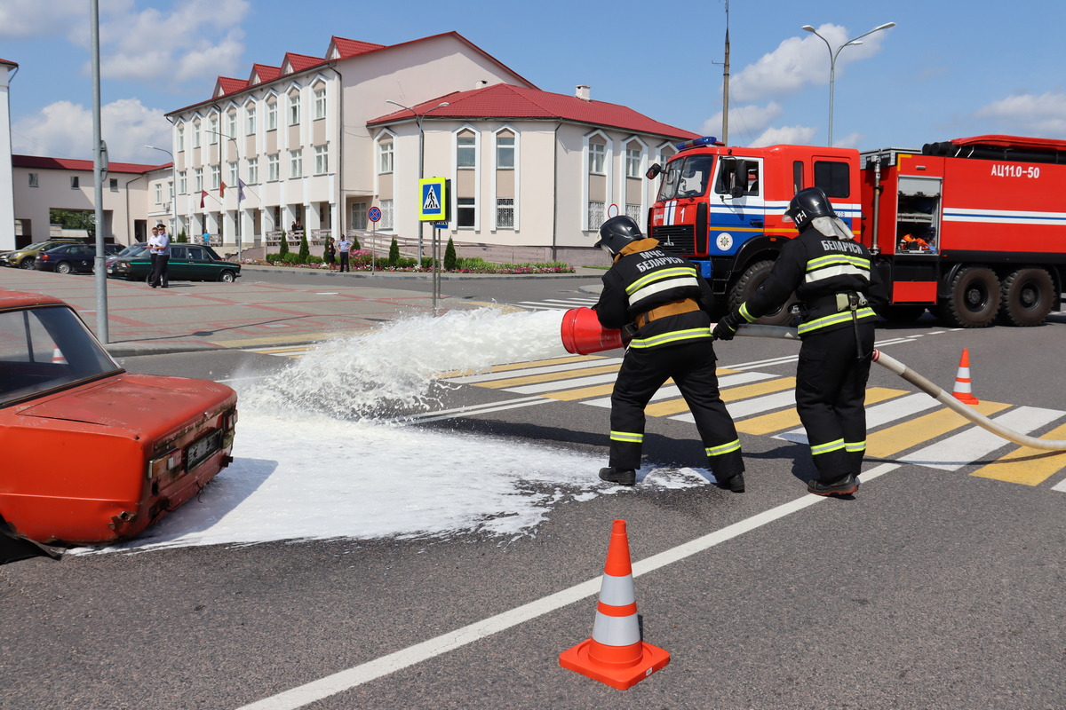 Зрелищно! На городской площади работники РОЧС организовали показательные выступления