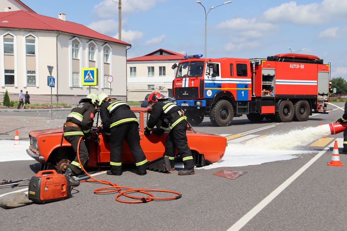 Зрелищно! На городской площади работники РОЧС организовали показательные выступления