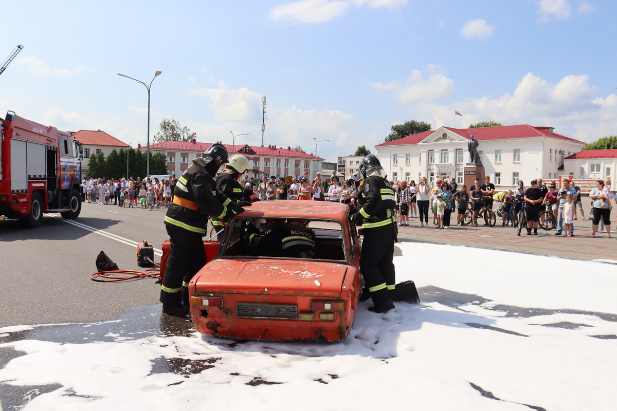 Зрелищно! На городской площади работники РОЧС организовали показательные выступления