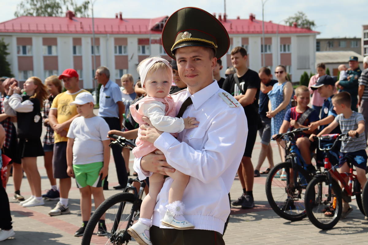 Зрелищно! На городской площади работники РОЧС организовали показательные выступления