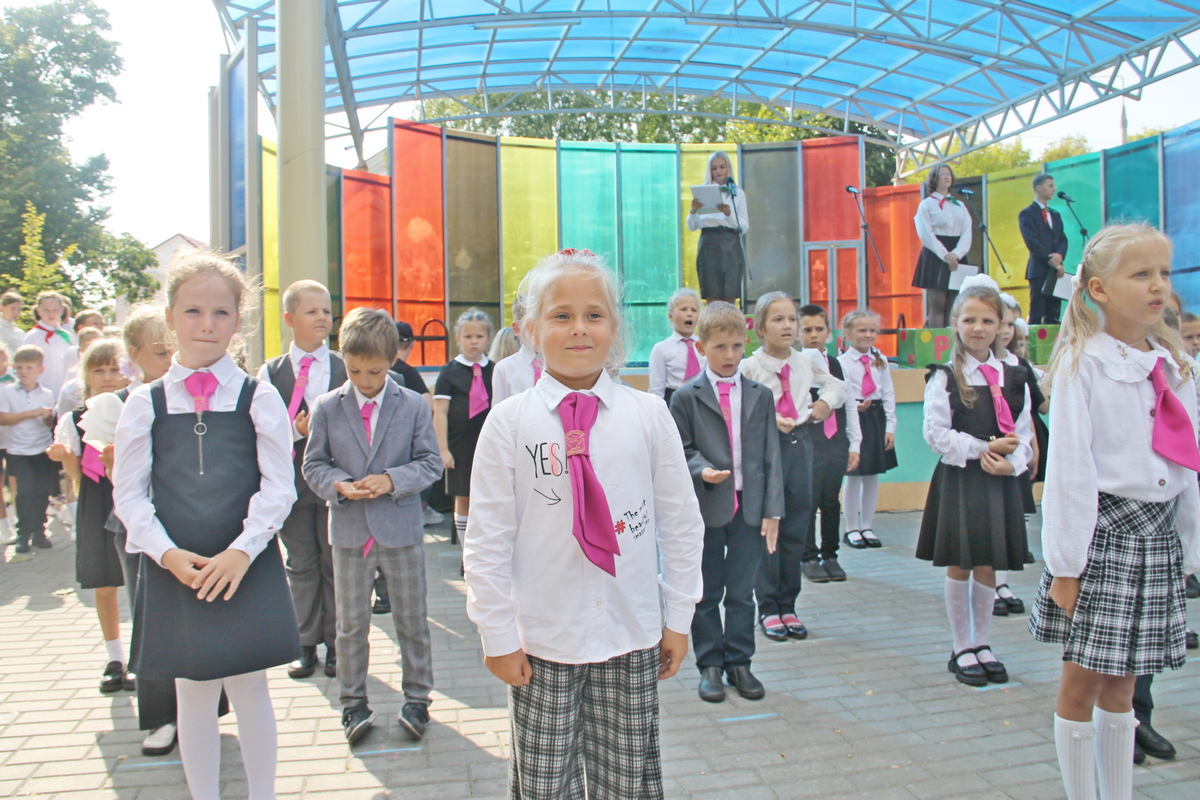 Учащихся городских школ и гимназии торжественно приняли в октябрята и пионеры