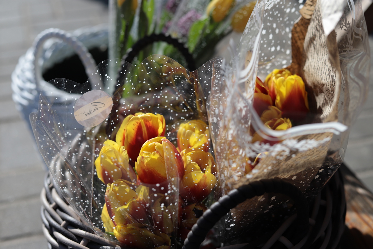 Цветочный репортаж: праздничная торговля  8 Марта на рынке в Петрикове