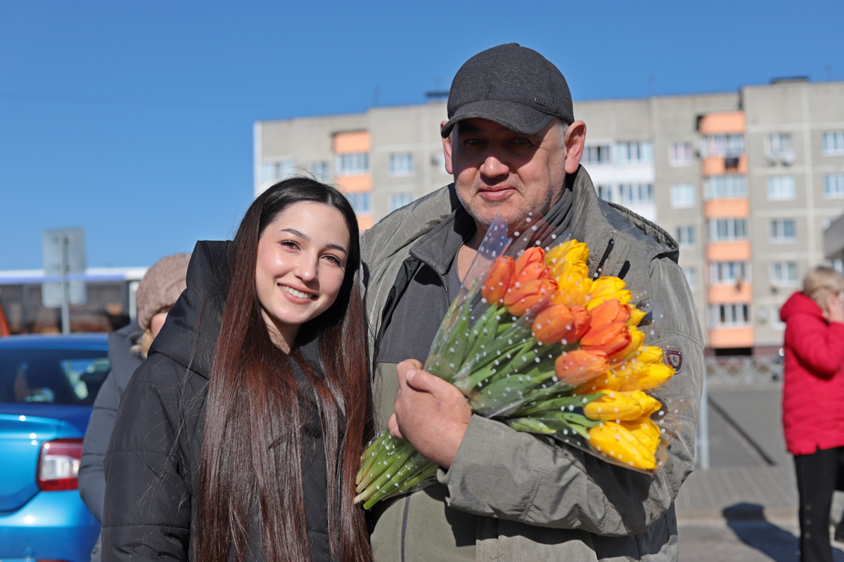 Цветочный репортаж: праздничная торговля  8 Марта на рынке в Петрикове