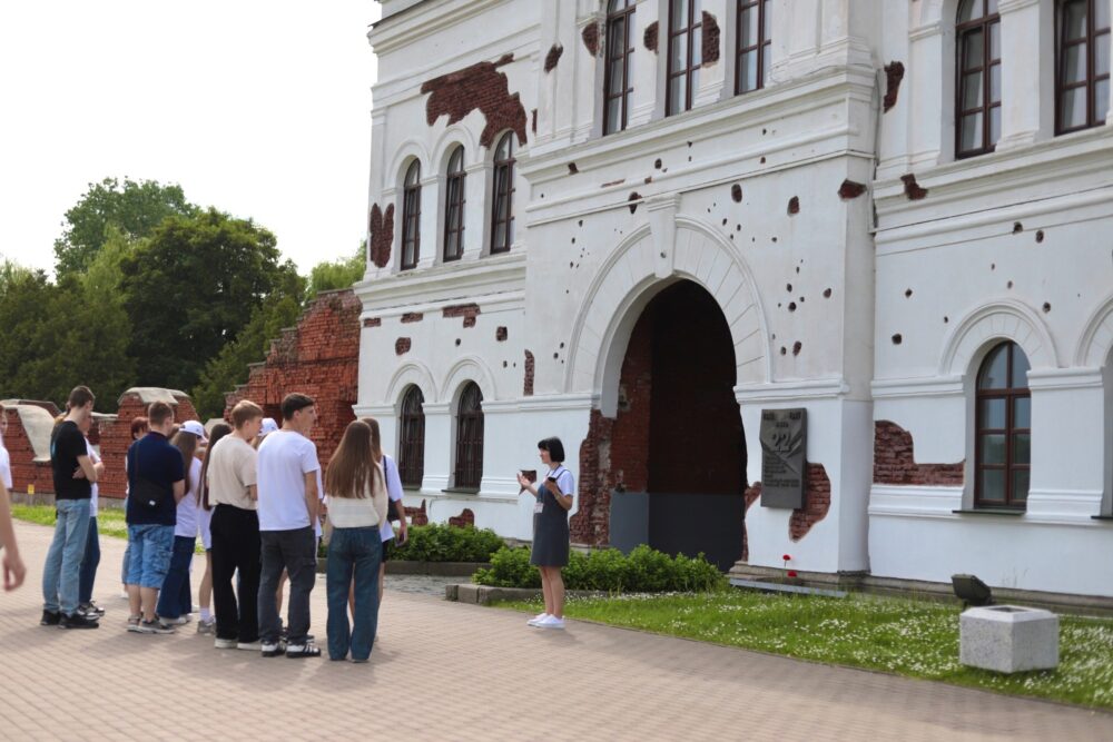 Выпускники городских школ и гимназии Петриковского района посетили Брестскую крепость