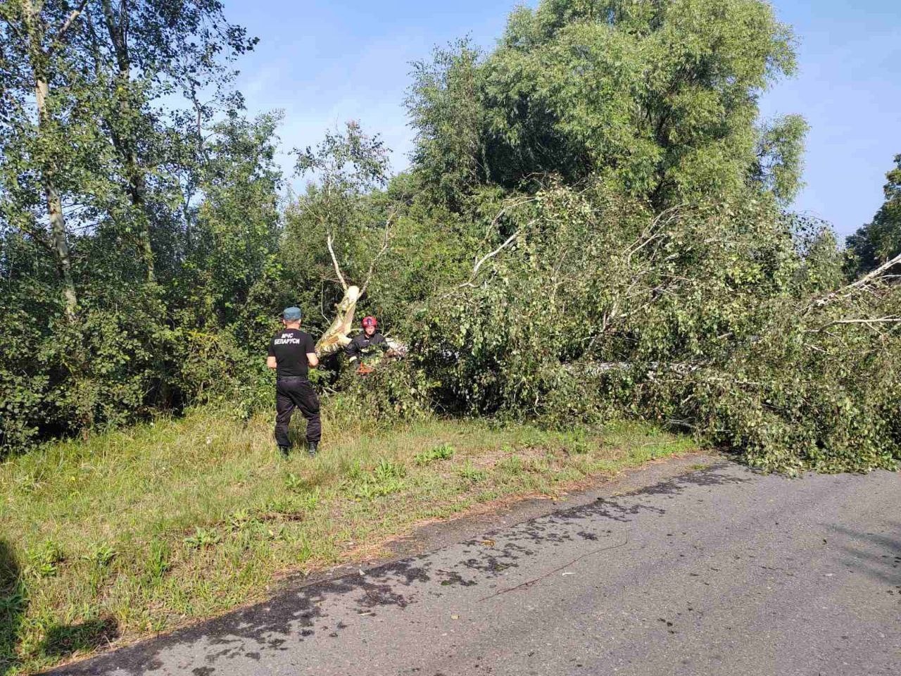 ФОТАФАКТ: разам працуем на ліквідацыі наступстваў стыхіі