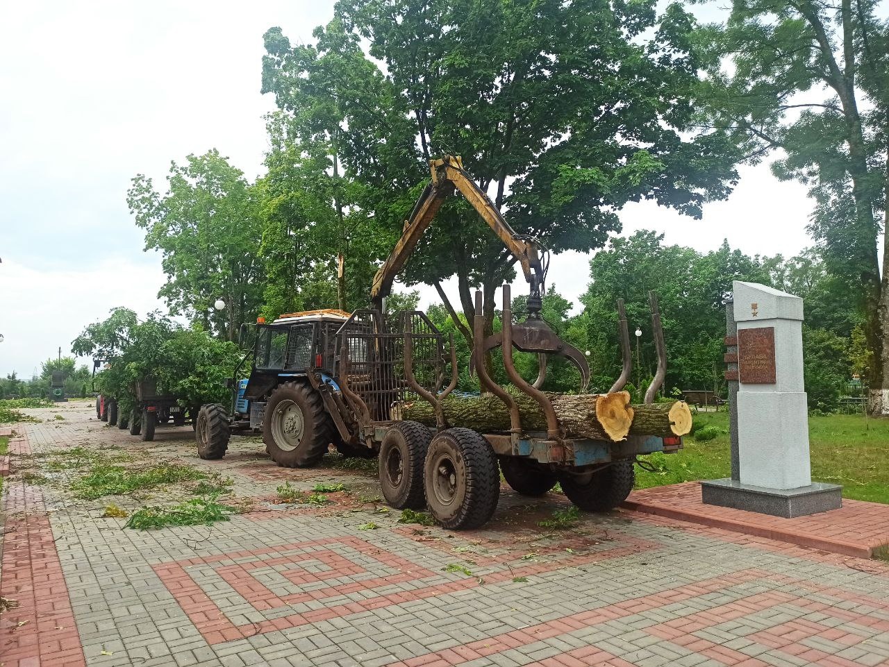 Фотафакт: наступствы ўраганнага ветру ў райцэнтры