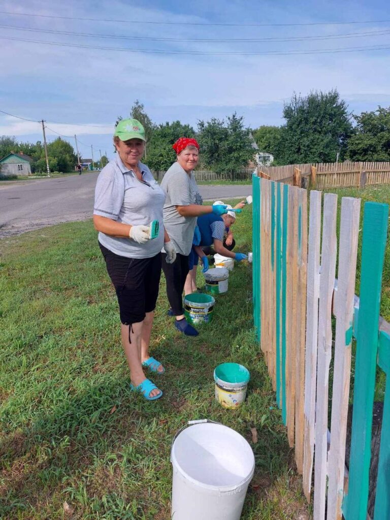 У Лучыцах парадак на вясковай вуліцы наводзілі работнікі сельвыканкама і сацыяльныя работнікі