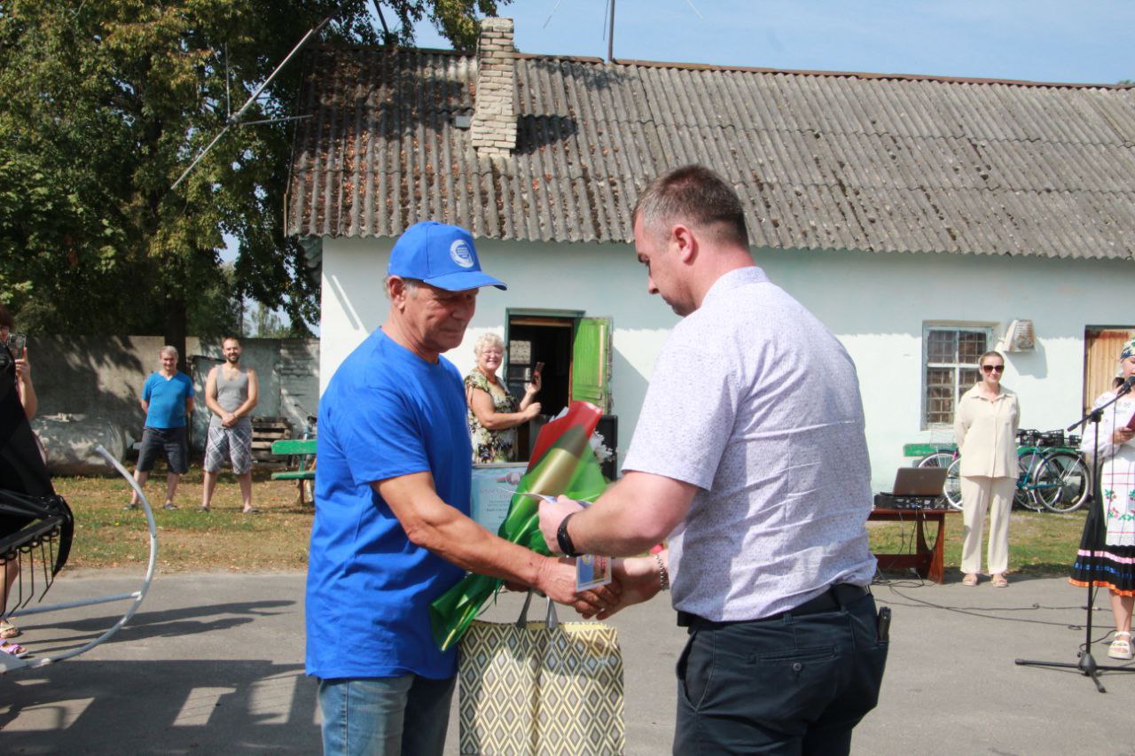 Ушанаванне механізатара, задзейнічанага на адвозцы зерня і дасягнуўшага запаветнага паказчыку ў тысячу тон, прайшло сёння ў ААТ "Навасёлкі"