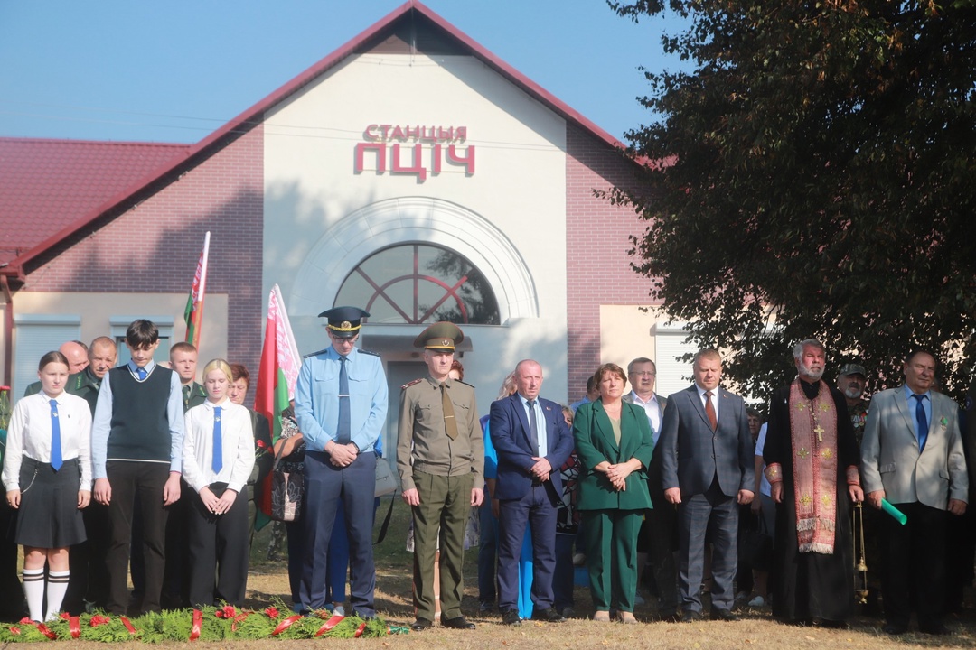 Схіліўшы галовы ў памяць подзвігу народа