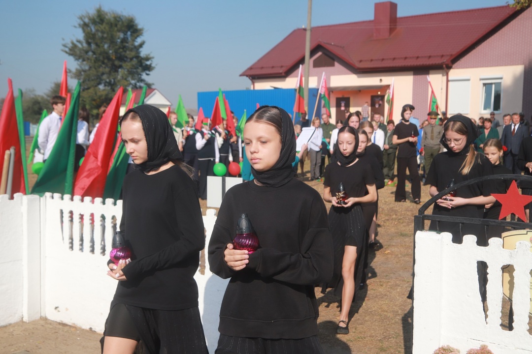 Схіліўшы галовы ў памяць подзвігу народа