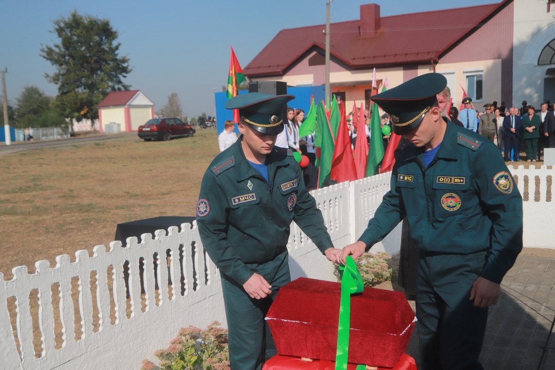 Схіліўшы галовы ў памяць подзвігу народа