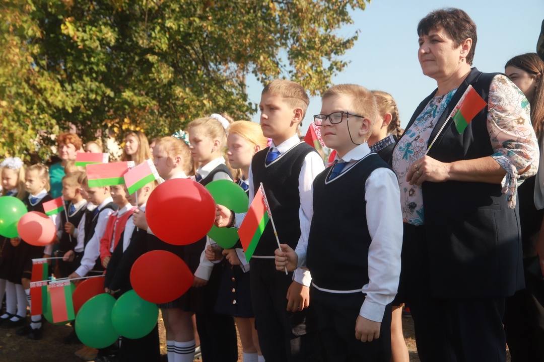 Схіліўшы галовы ў памяць подзвігу народа