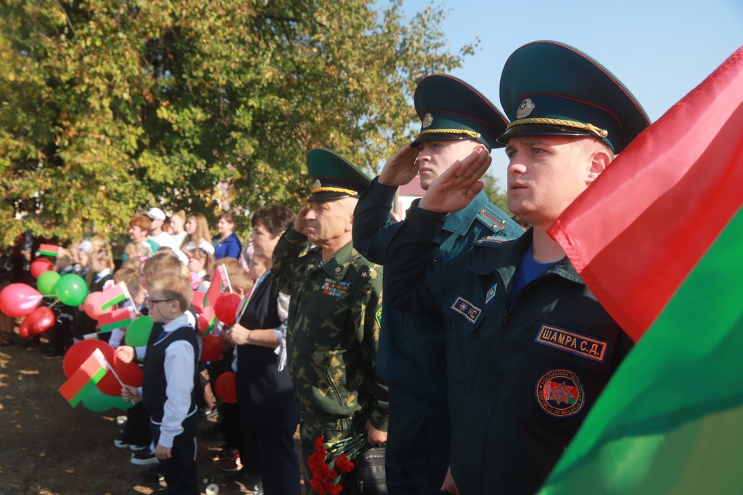 Схіліўшы галовы ў памяць подзвігу народа