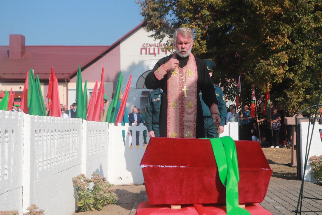 Схіліўшы галовы ў памяць подзвігу народа