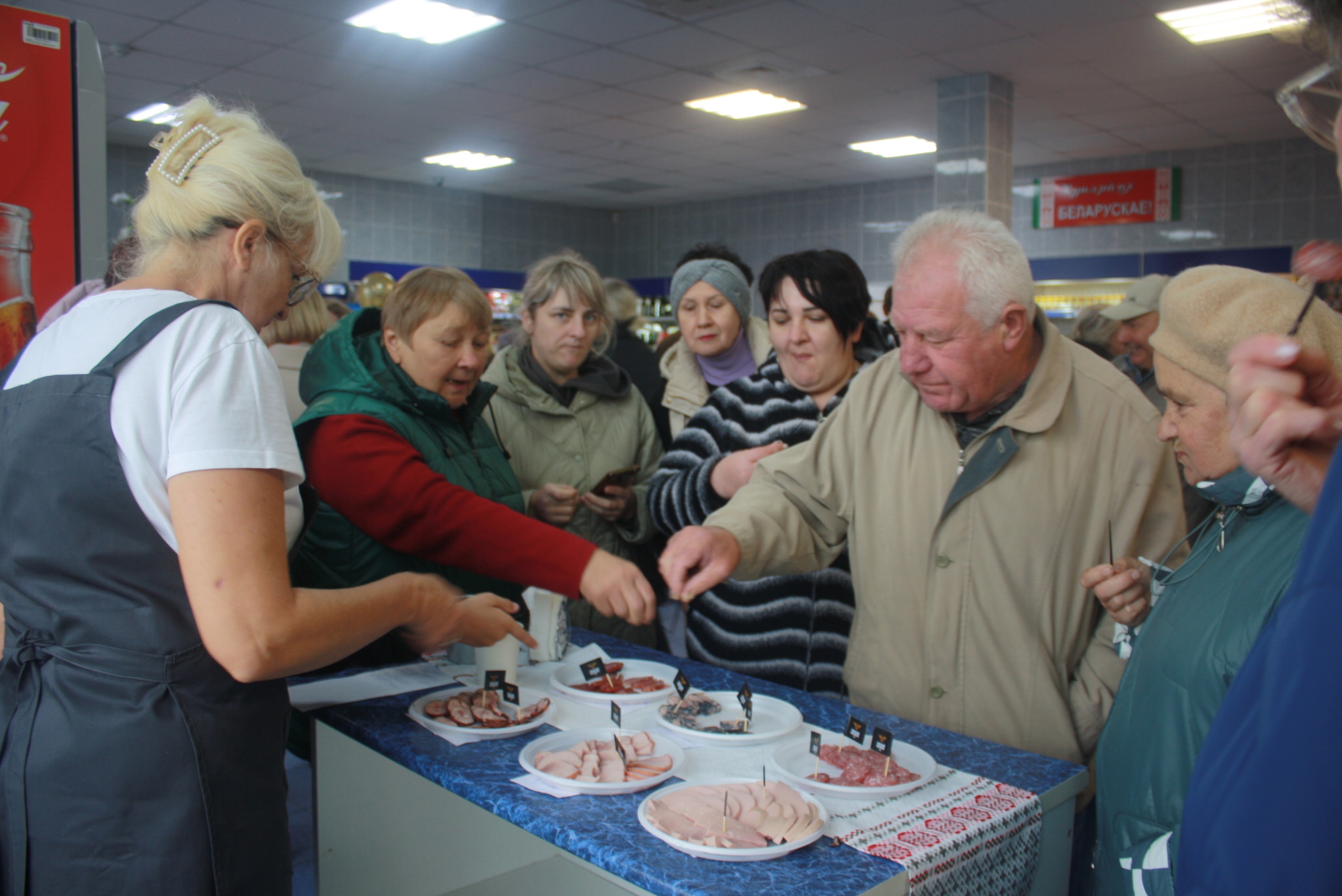 ФОТАРЭПАРТАЖ: у раённым цэнтры пачаў сваю працу прадуктовы магазін Гомельскага мясакамбіната