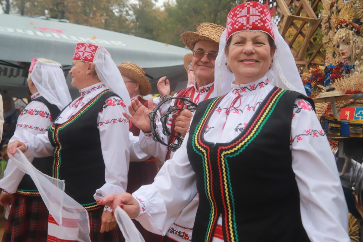 ФОТАРЭПАРТАЖ:  Петрыкаўскі падворак гасцінна запрашае ўдзельнікаў і гасцей абласнога аграфэсту "Дажынкі-2024"