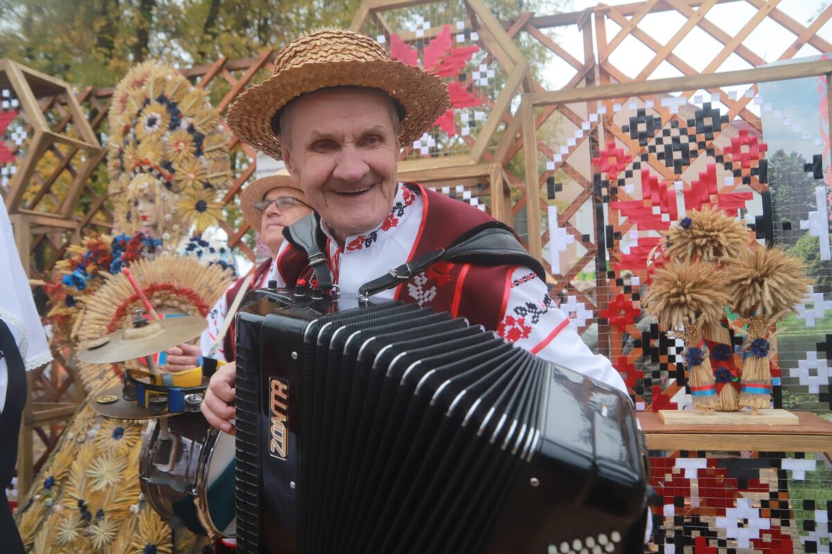 ФОТАРЭПАРТАЖ:  Петрыкаўскі падворак гасцінна запрашае ўдзельнікаў і гасцей абласнога аграфэсту "Дажынкі-2024"