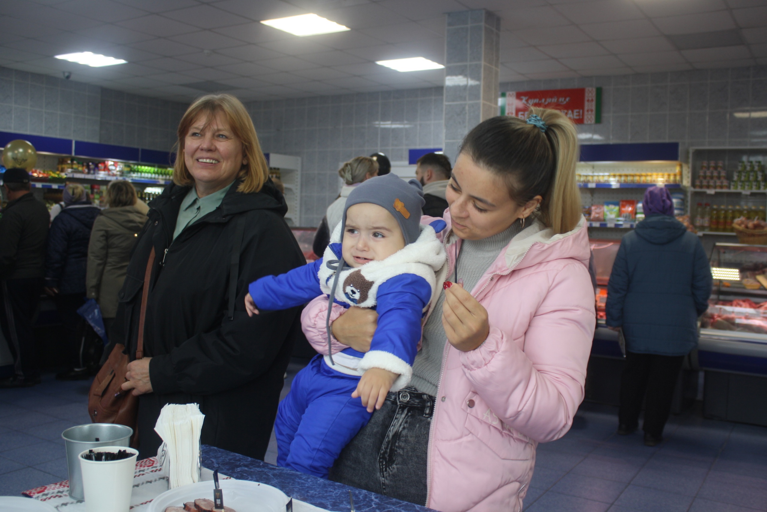 ФОТАРЭПАРТАЖ: у раённым цэнтры пачаў сваю працу прадуктовы магазін Гомельскага мясакамбіната