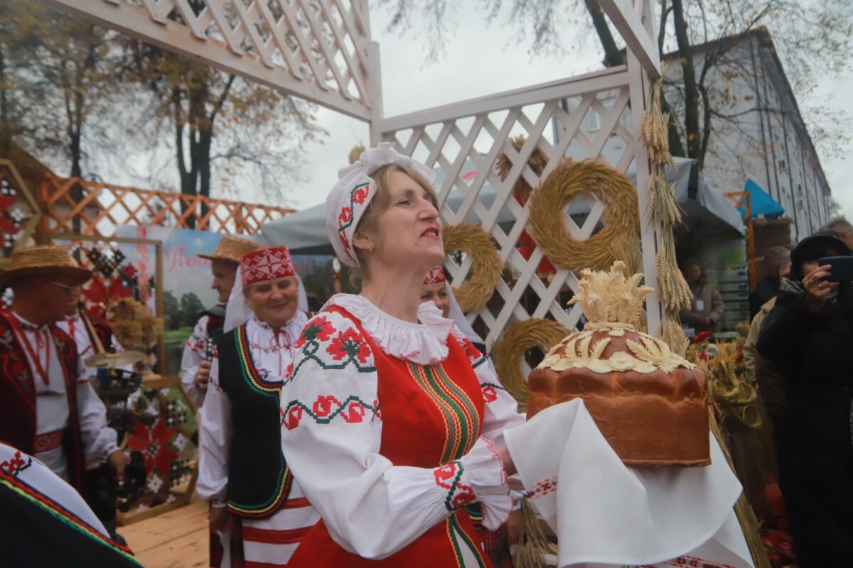 ФОТАРЭПАРТАЖ:  Петрыкаўскі падворак гасцінна запрашае ўдзельнікаў і гасцей абласнога аграфэсту "Дажынкі-2024"