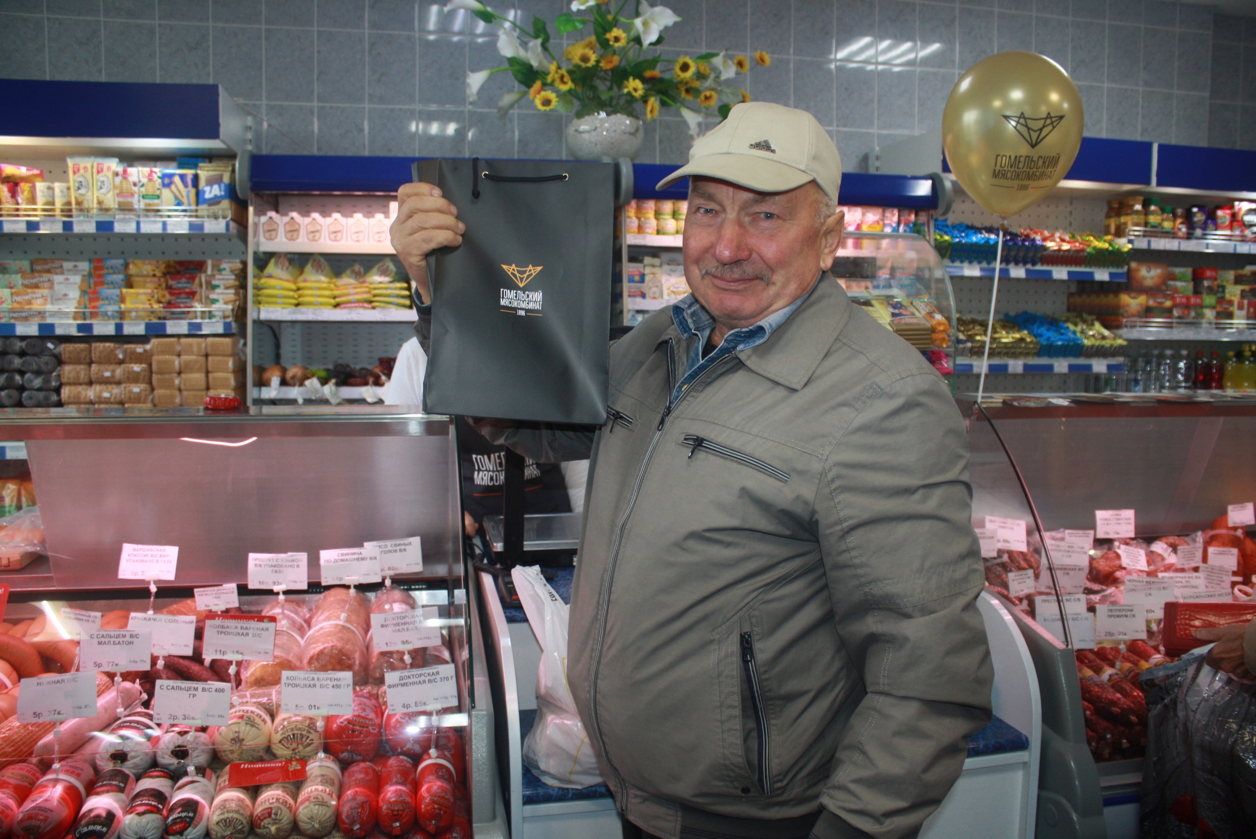 ФОТАРЭПАРТАЖ: у раённым цэнтры пачаў сваю працу прадуктовы магазін Гомельскага мясакамбіната