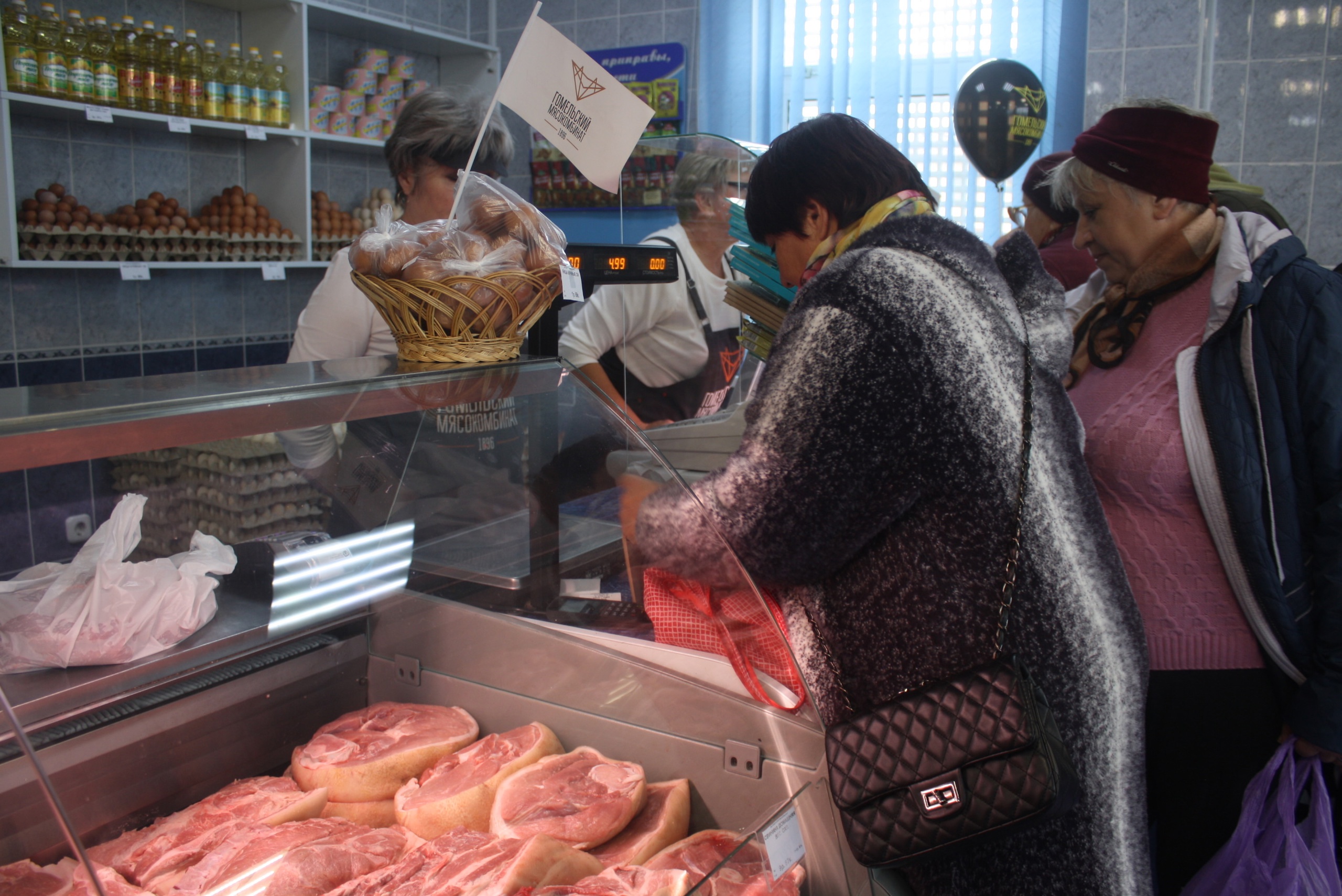 ФОТАРЭПАРТАЖ: у раённым цэнтры пачаў сваю працу прадуктовы магазін Гомельскага мясакамбіната