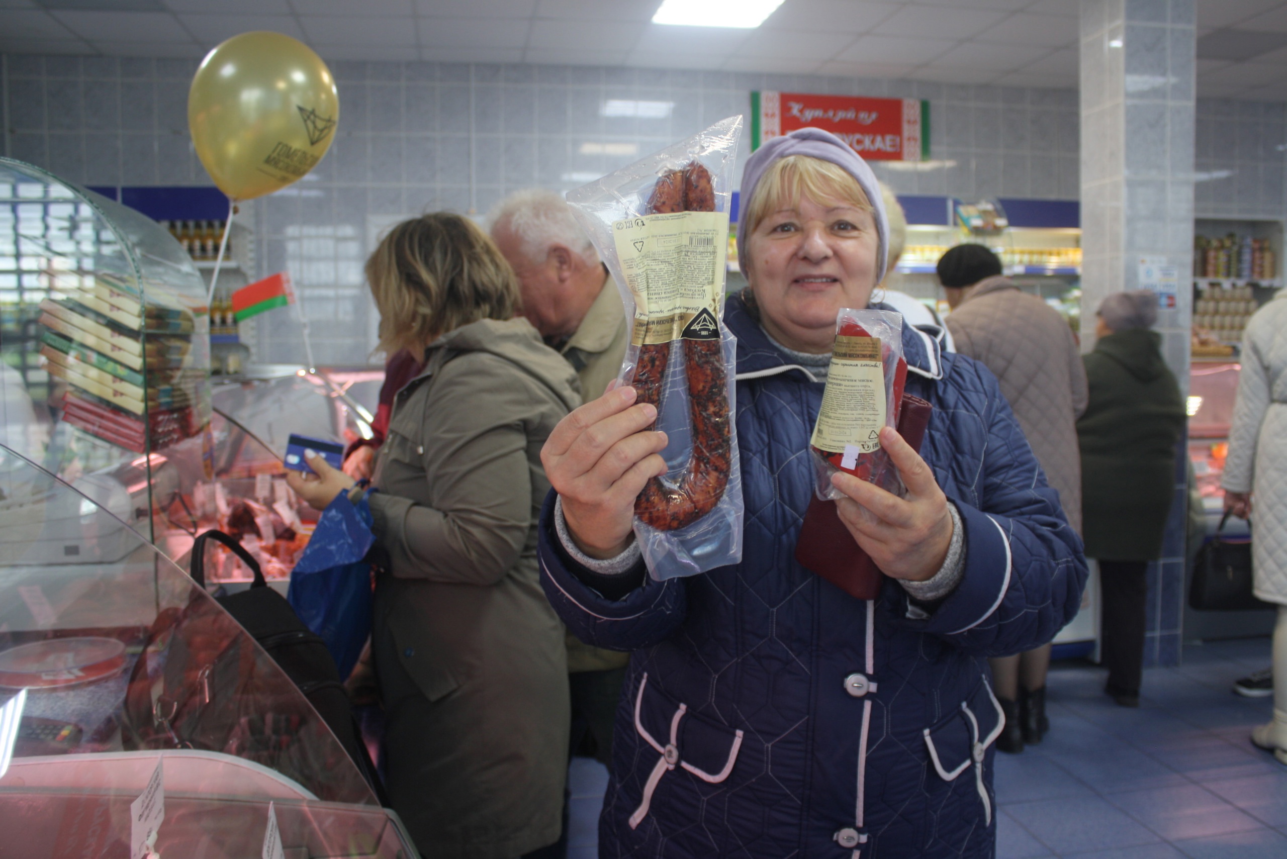 ФОТАРЭПАРТАЖ: у раённым цэнтры пачаў сваю працу прадуктовы магазін Гомельскага мясакамбіната