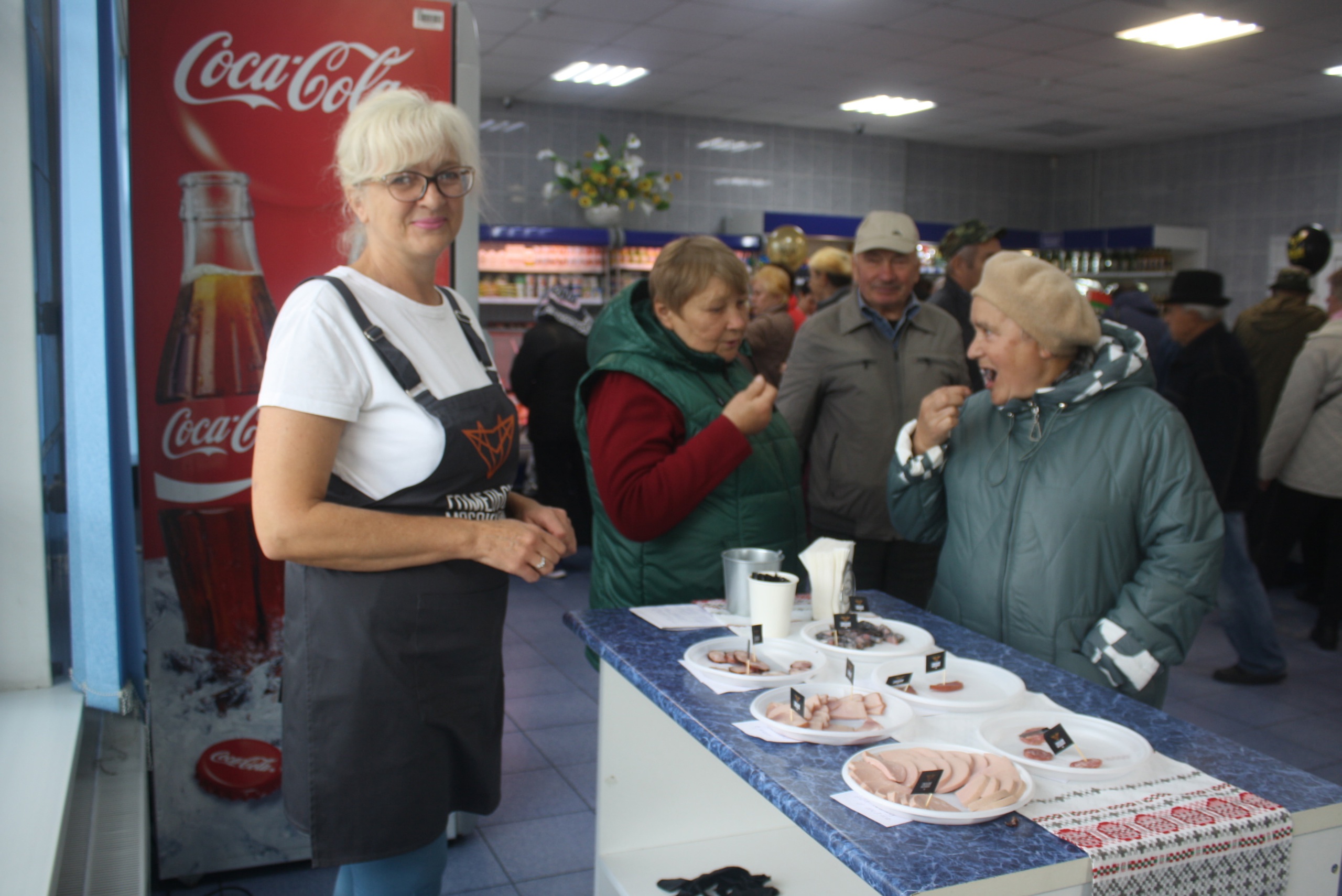 ФОТАРЭПАРТАЖ: у раённым цэнтры пачаў сваю працу прадуктовы магазін Гомельскага мясакамбіната