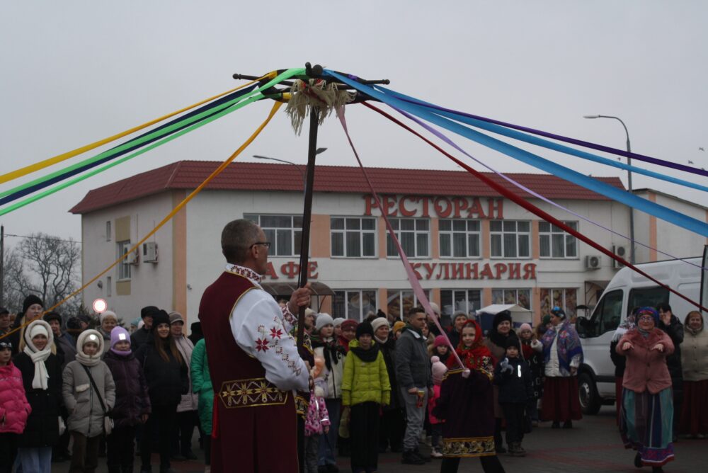 "Зіму праважаем, вясну сустракаем!". Святкаванне Масленіцы на гарадской плошчы ў Петрыкаве