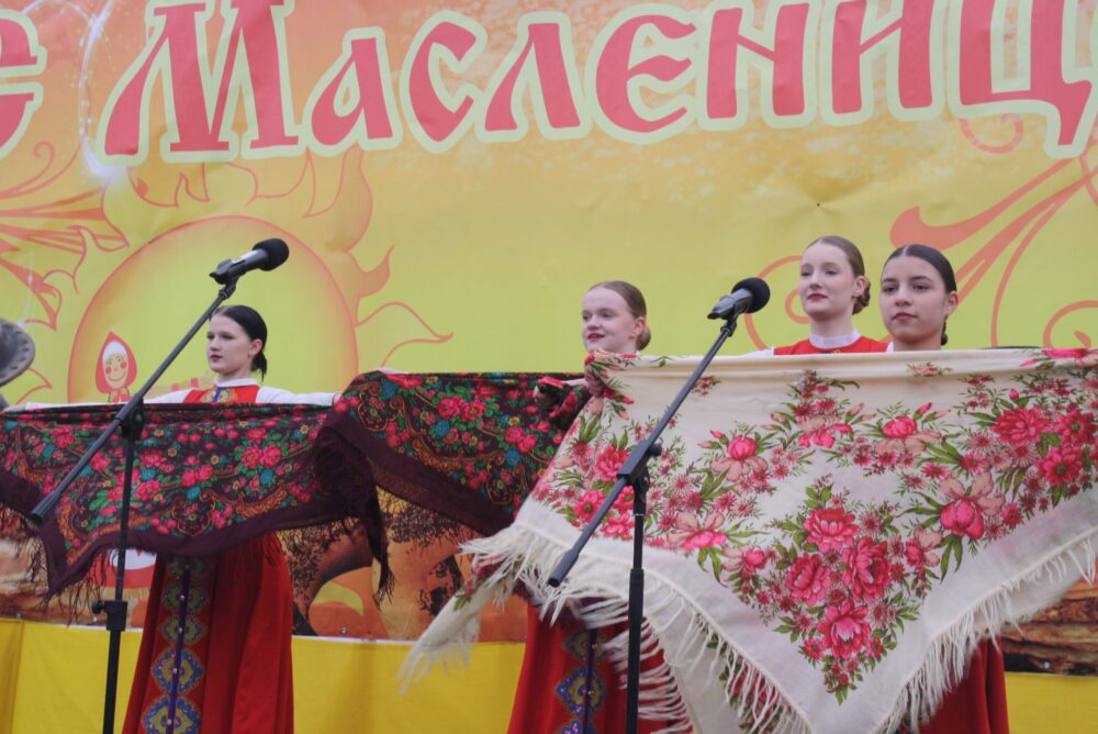 "Зіму праважаем, вясну сустракаем!". Святкаванне Масленіцы на гарадской плошчы ў Петрыкаве