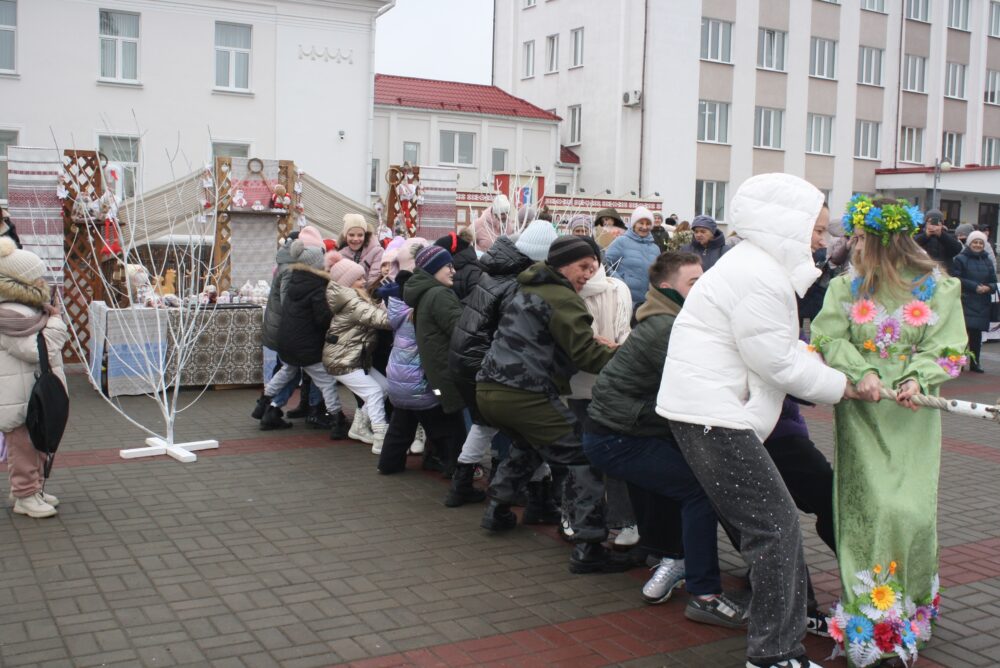 "Зіму праважаем, вясну сустракаем!". Святкаванне Масленіцы на гарадской плошчы ў Петрыкаве