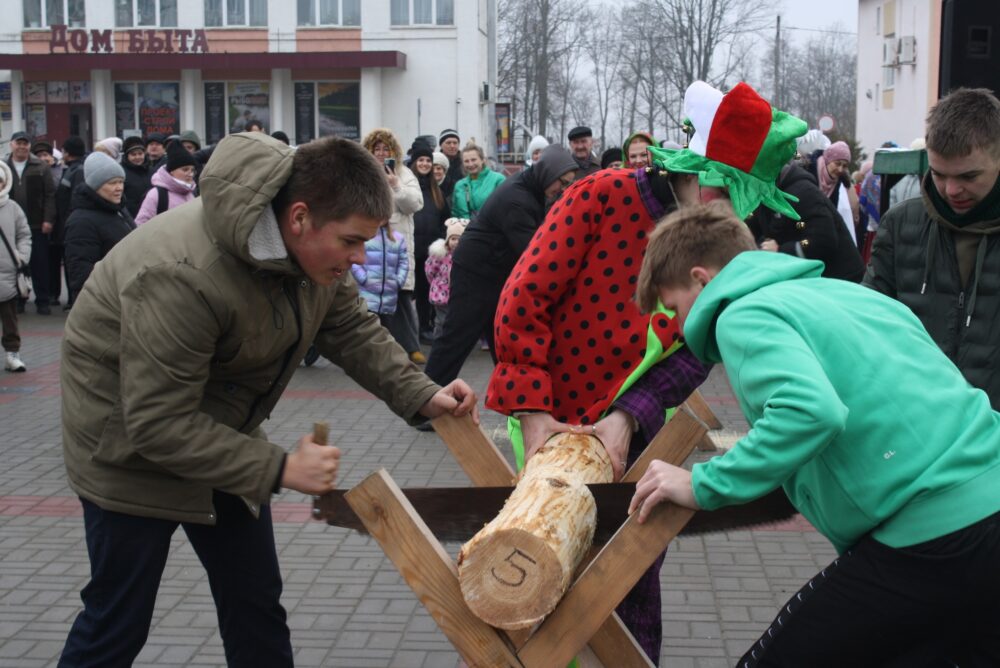 "Зіму праважаем, вясну сустракаем!". Святкаванне Масленіцы на гарадской плошчы ў Петрыкаве