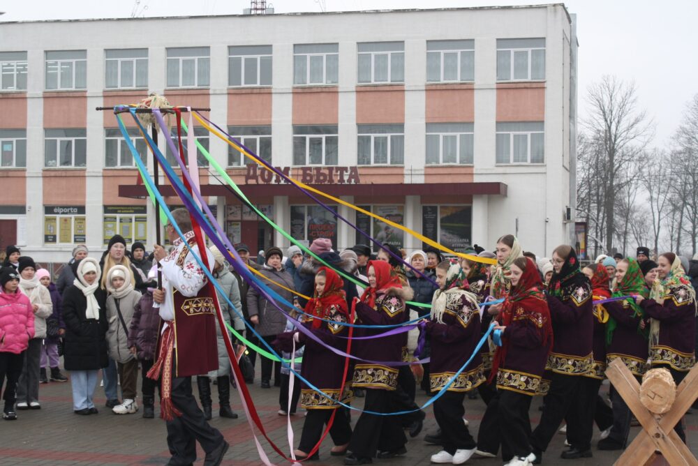 "Зіму праважаем, вясну сустракаем!". Святкаванне Масленіцы на гарадской плошчы ў Петрыкаве