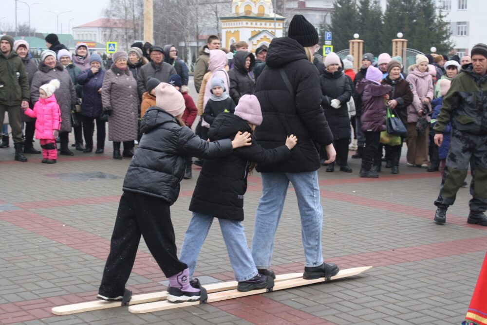 "Зіму праважаем, вясну сустракаем!". Святкаванне Масленіцы на гарадской плошчы ў Петрыкаве