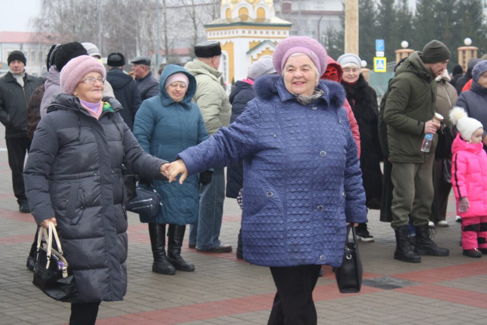 "Зіму праважаем, вясну сустракаем!". Святкаванне Масленіцы на гарадской плошчы ў Петрыкаве