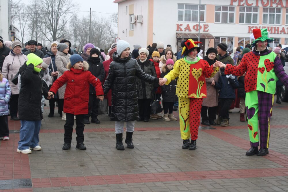 "Зіму праважаем, вясну сустракаем!". Святкаванне Масленіцы на гарадской плошчы ў Петрыкаве