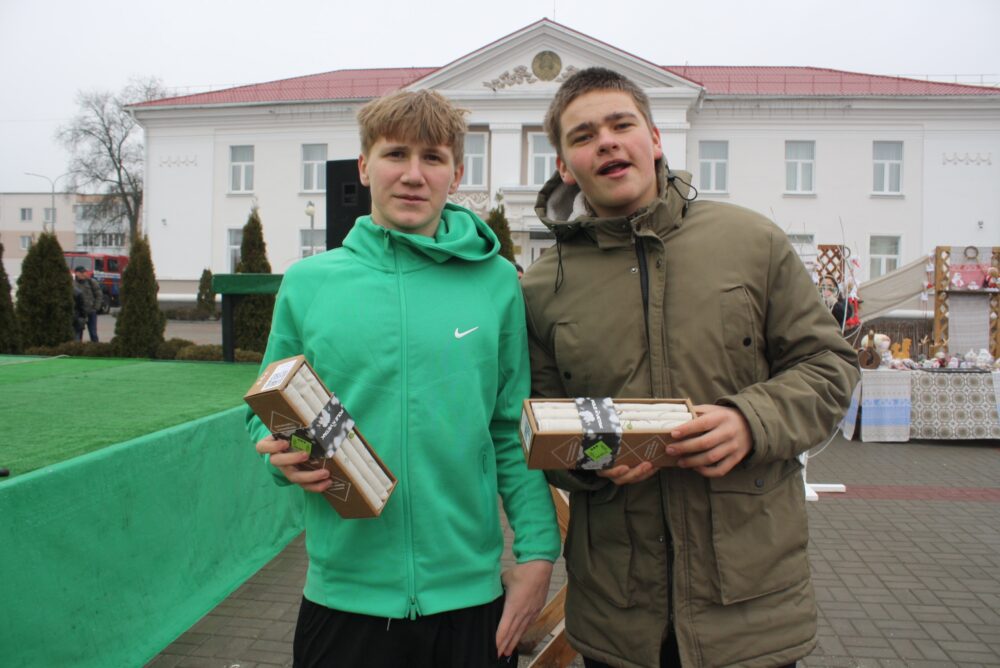 "Зіму праважаем, вясну сустракаем!". Святкаванне Масленіцы на гарадской плошчы ў Петрыкаве