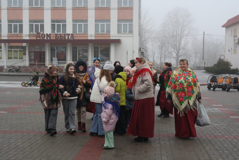 "Зіму праважаем, вясну сустракаем!". Святкаванне Масленіцы на гарадской плошчы ў Петрыкаве