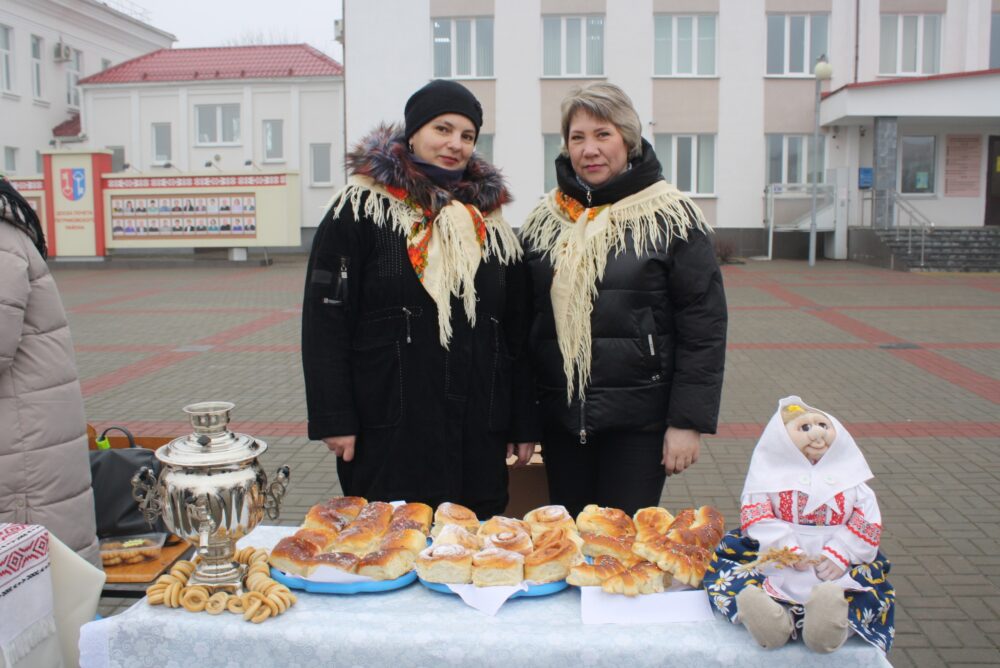 "Зіму праважаем, вясну сустракаем!". Святкаванне Масленіцы на гарадской плошчы ў Петрыкаве