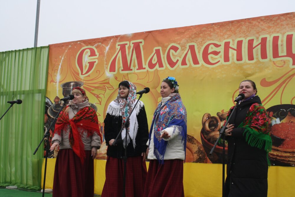 "Зіму праважаем, вясну сустракаем!". Святкаванне Масленіцы на гарадской плошчы ў Петрыкаве