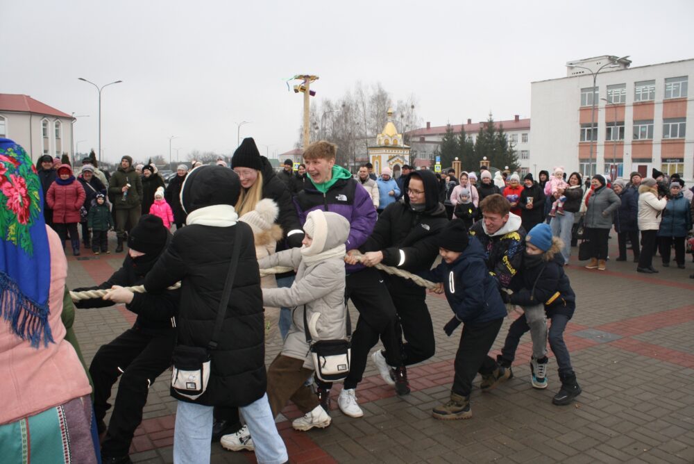 "Зіму праважаем, вясну сустракаем!". Святкаванне Масленіцы на гарадской плошчы ў Петрыкаве