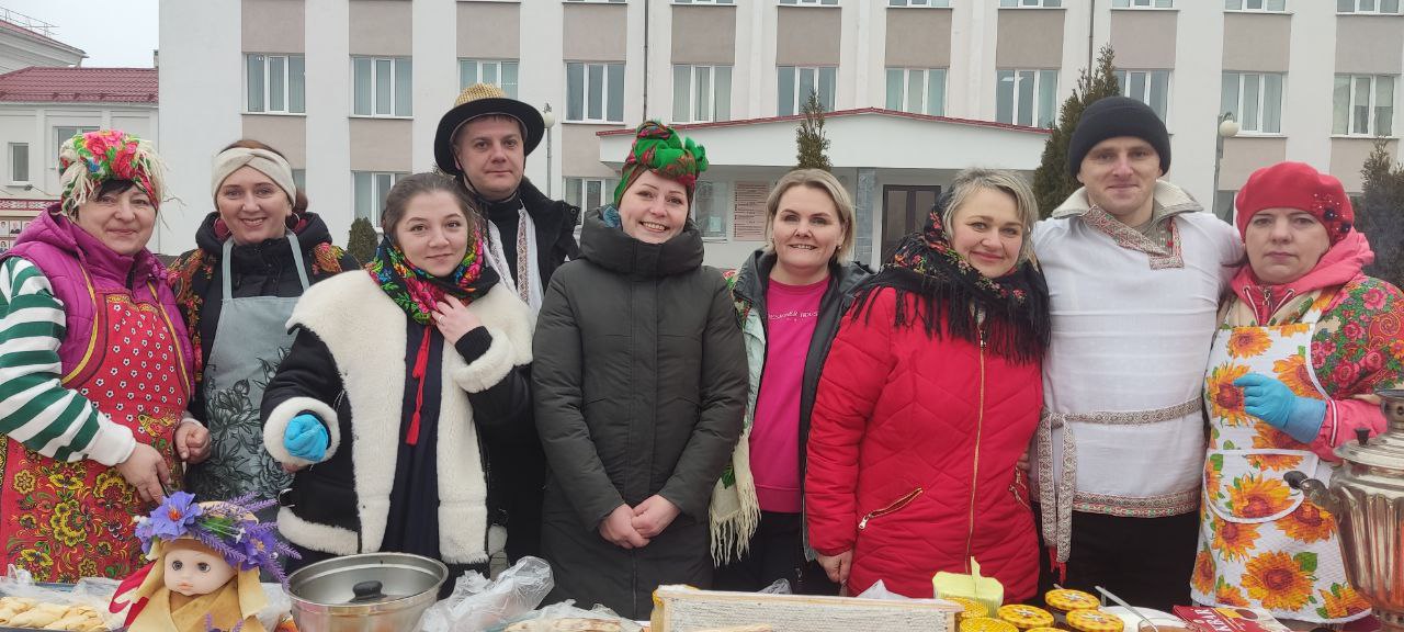 "Зіму праважаем, вясну сустракаем!". Святкаванне Масленіцы на гарадской плошчы ў Петрыкаве