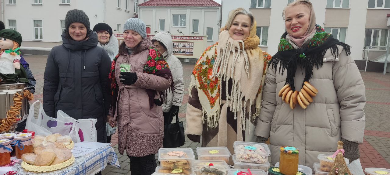 "Зіму праважаем, вясну сустракаем!". Святкаванне Масленіцы на гарадской плошчы ў Петрыкаве